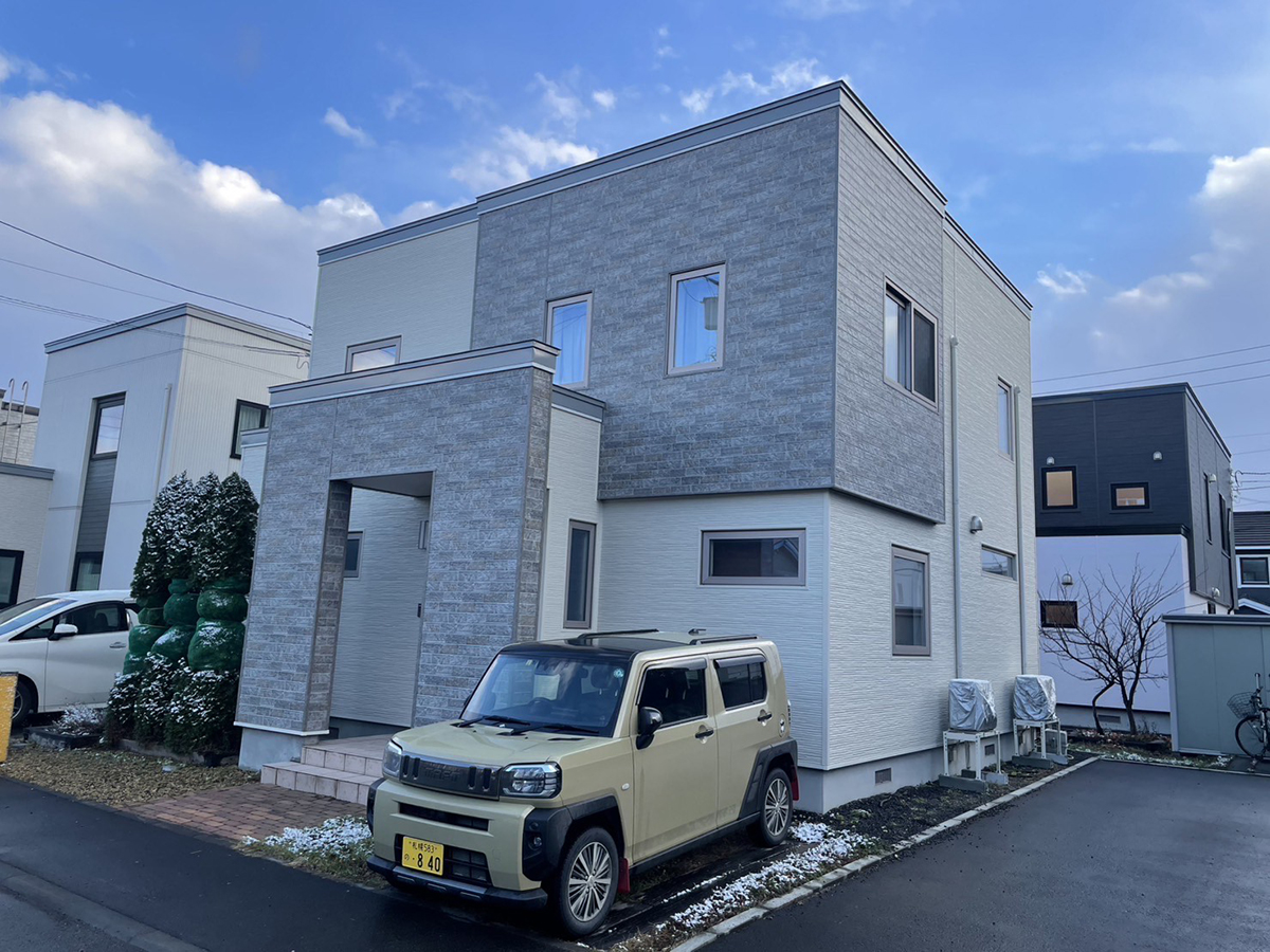 白とグレートーンの街に調和したデザイン