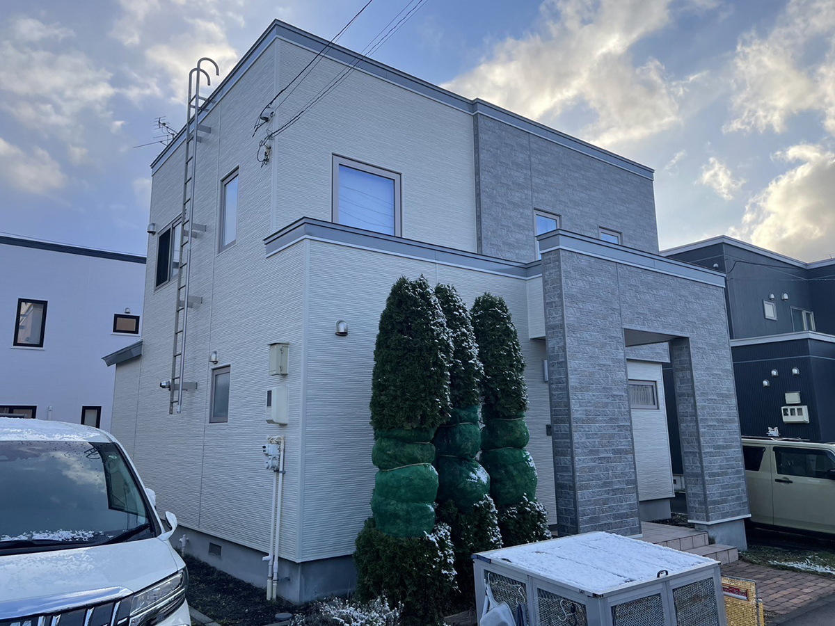 白とグレートーンの街に調和したデザイン