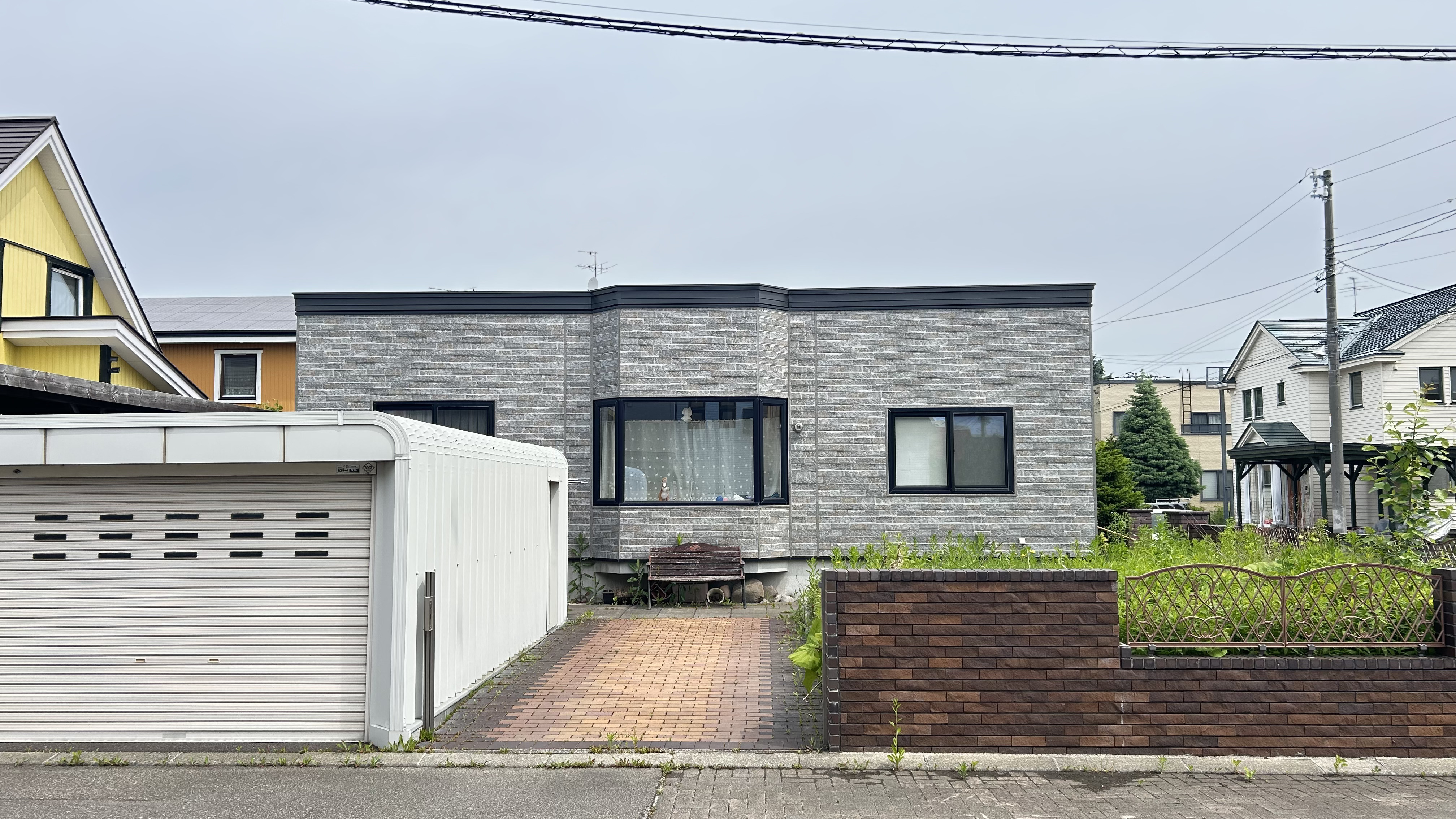 造形で魅せる重厚でモダンな住まい