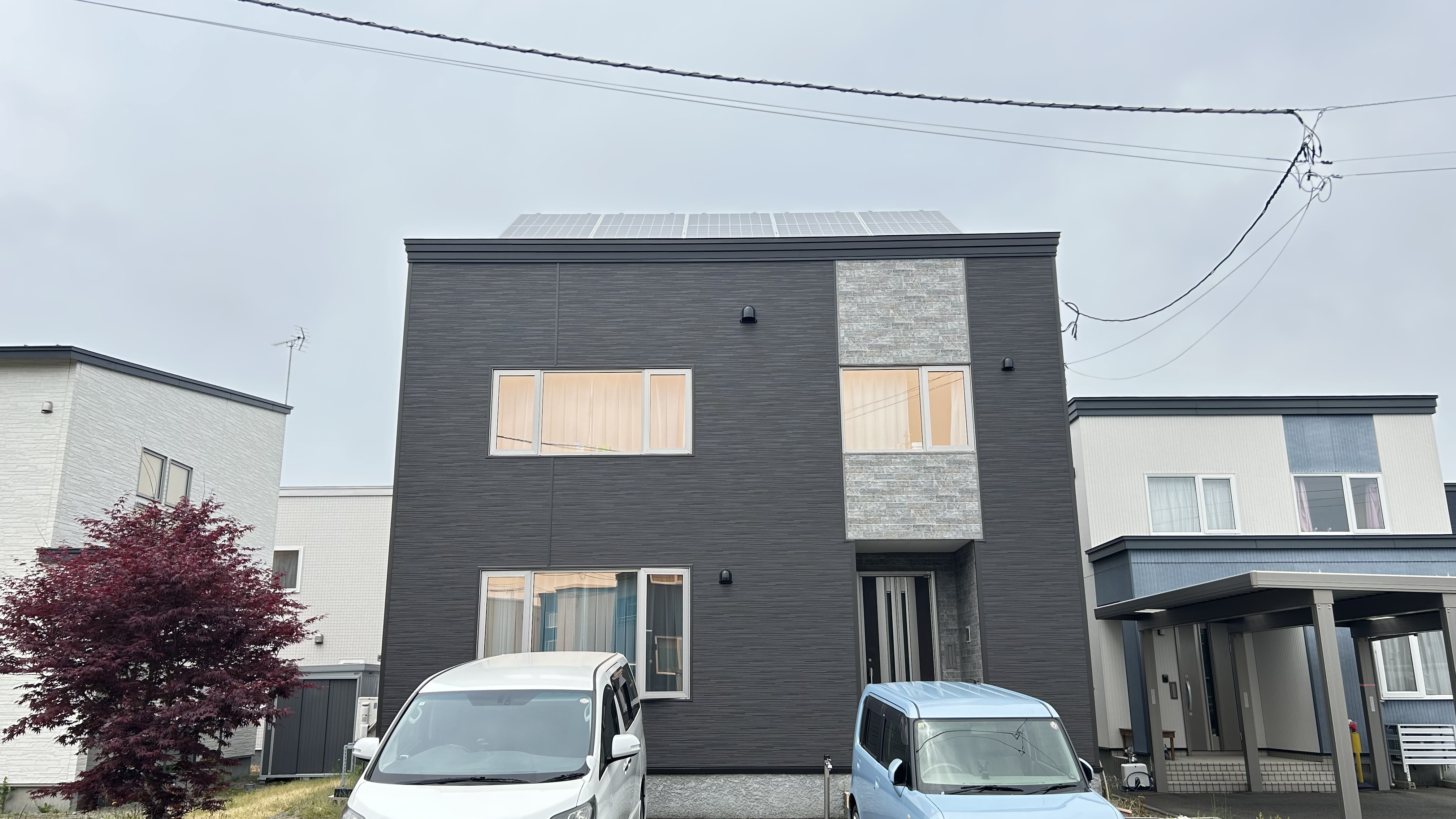 落ち着いたアースカラーと素材感ある外観