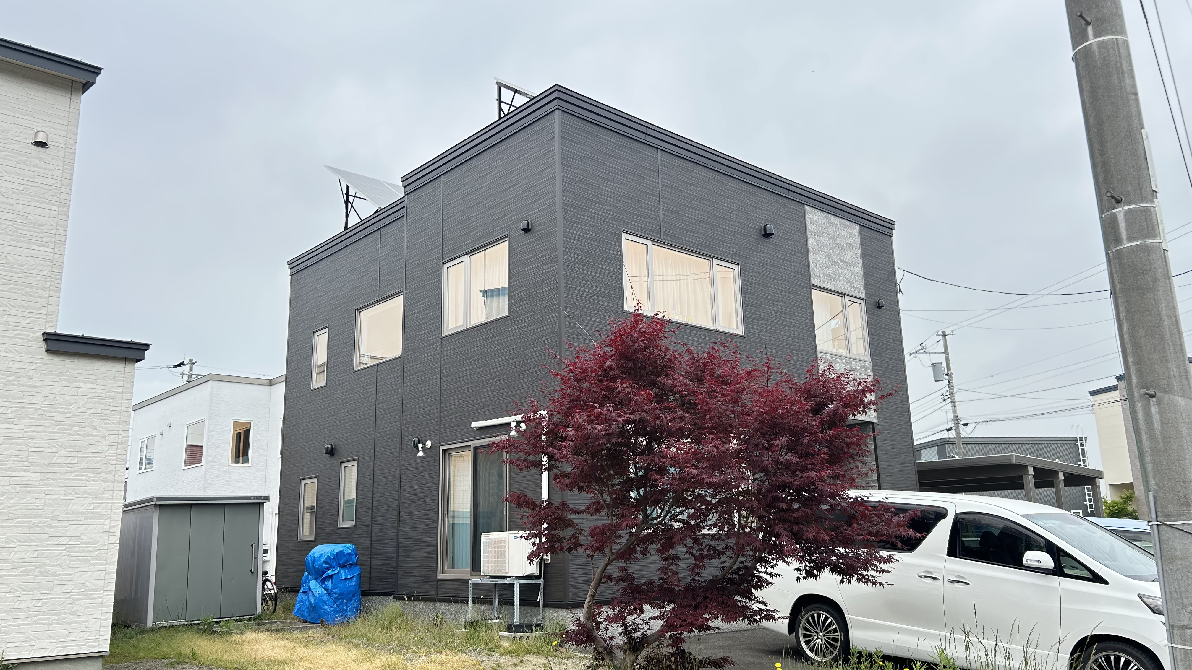 落ち着いたアースカラーと素材感ある外観
