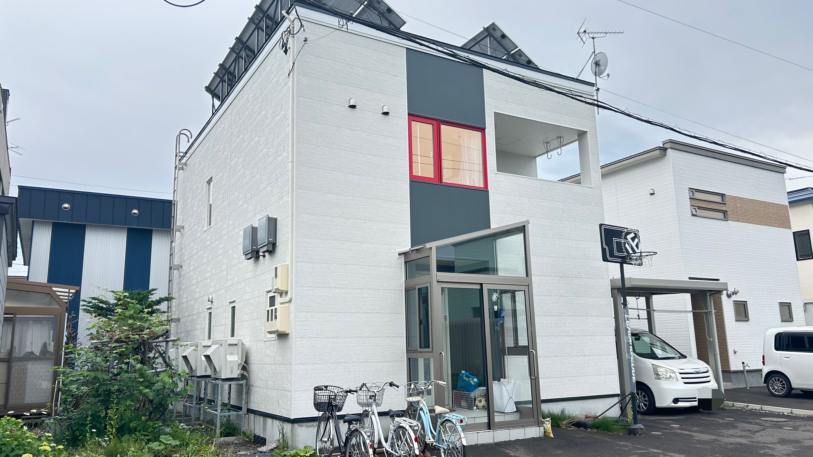 スクエアなフォルムに彩りを効かせたデザイン