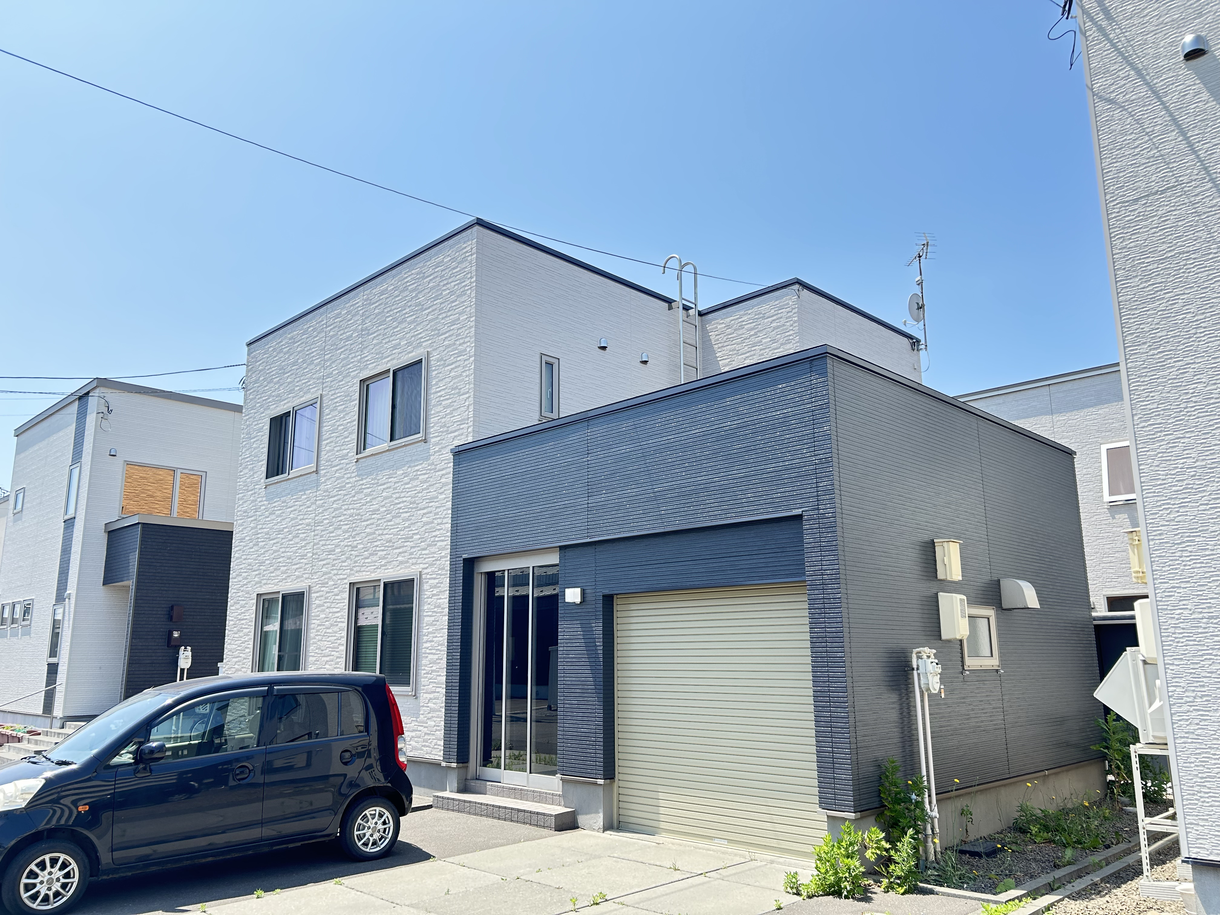 直線的なシルエット×石調素材の陰影で洗練された宅邸