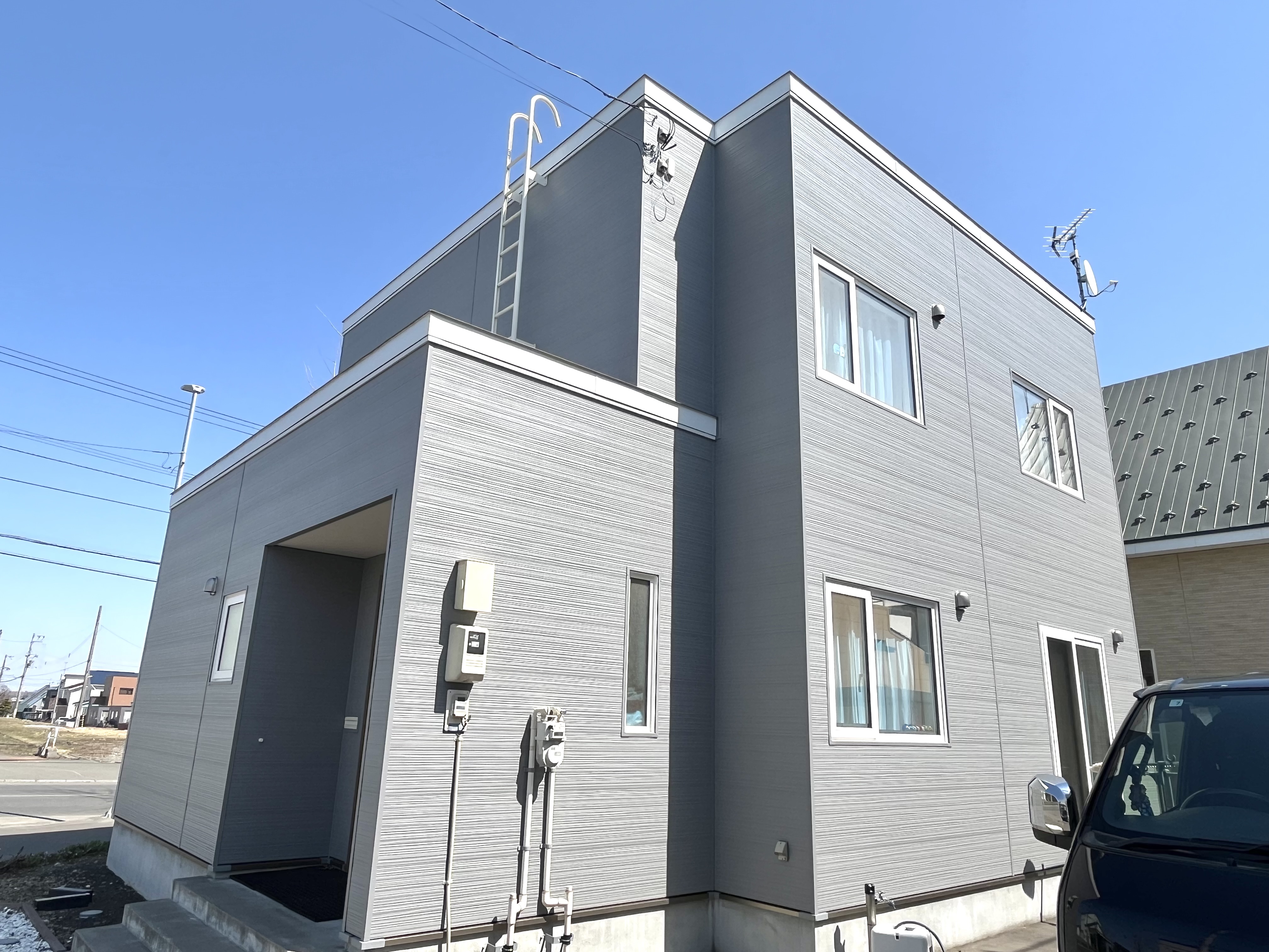 グレーで統一したスタイリッシュな外観