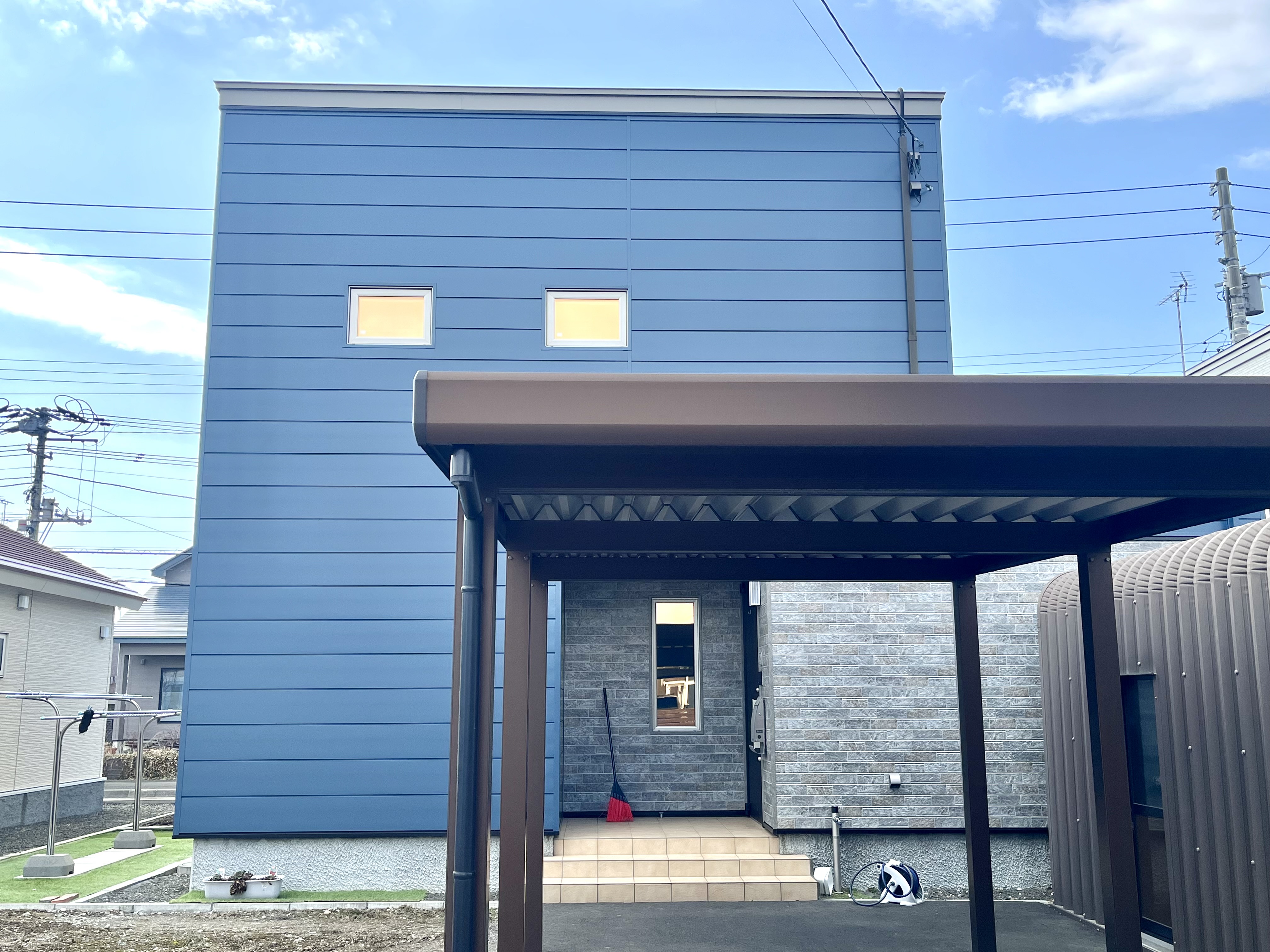 ネイビー×レンガ調で個性を演出