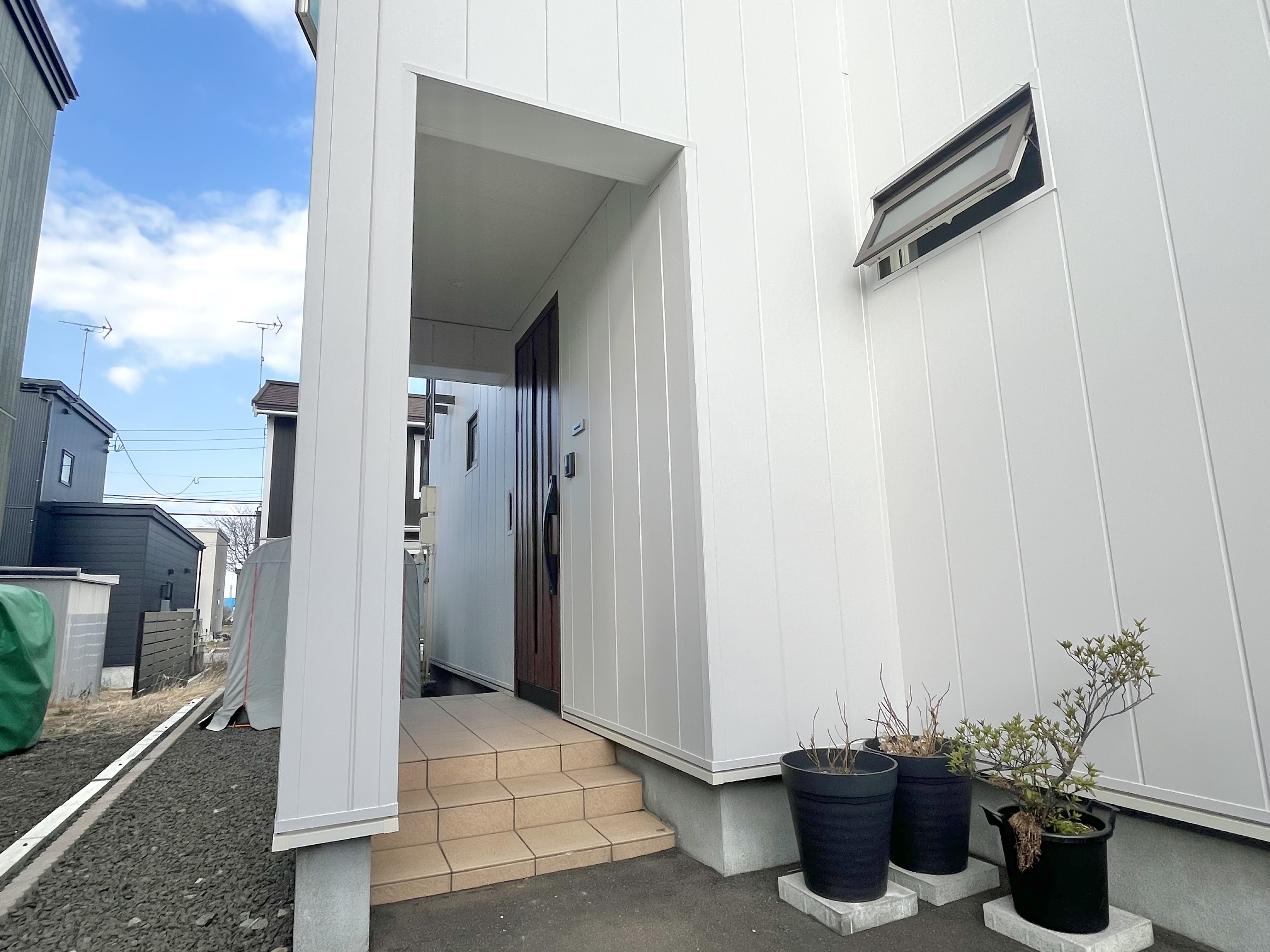 上質感あるホワイトでシャープな外観