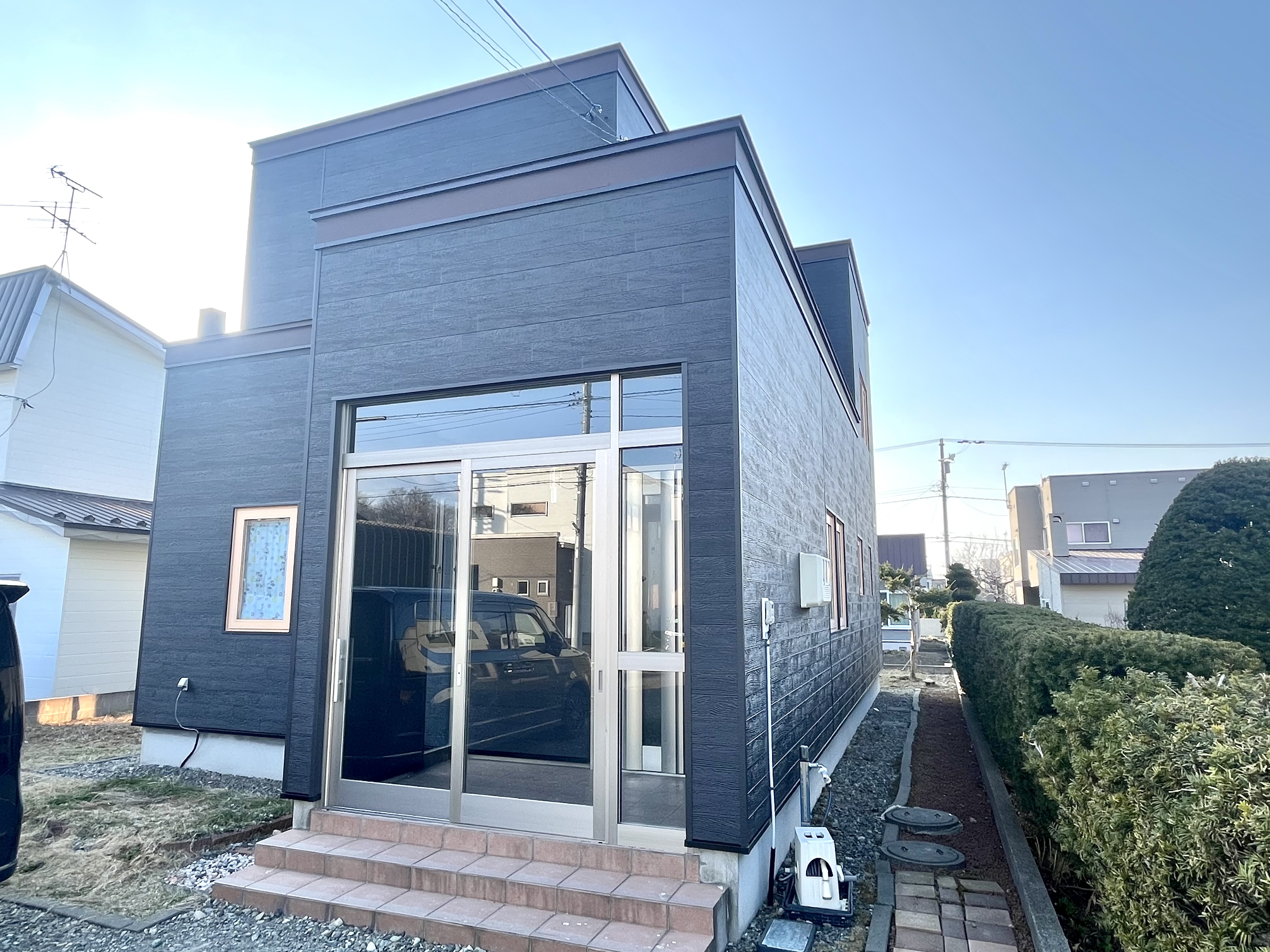 シンプルでクールながらやわらかい質感をまとう