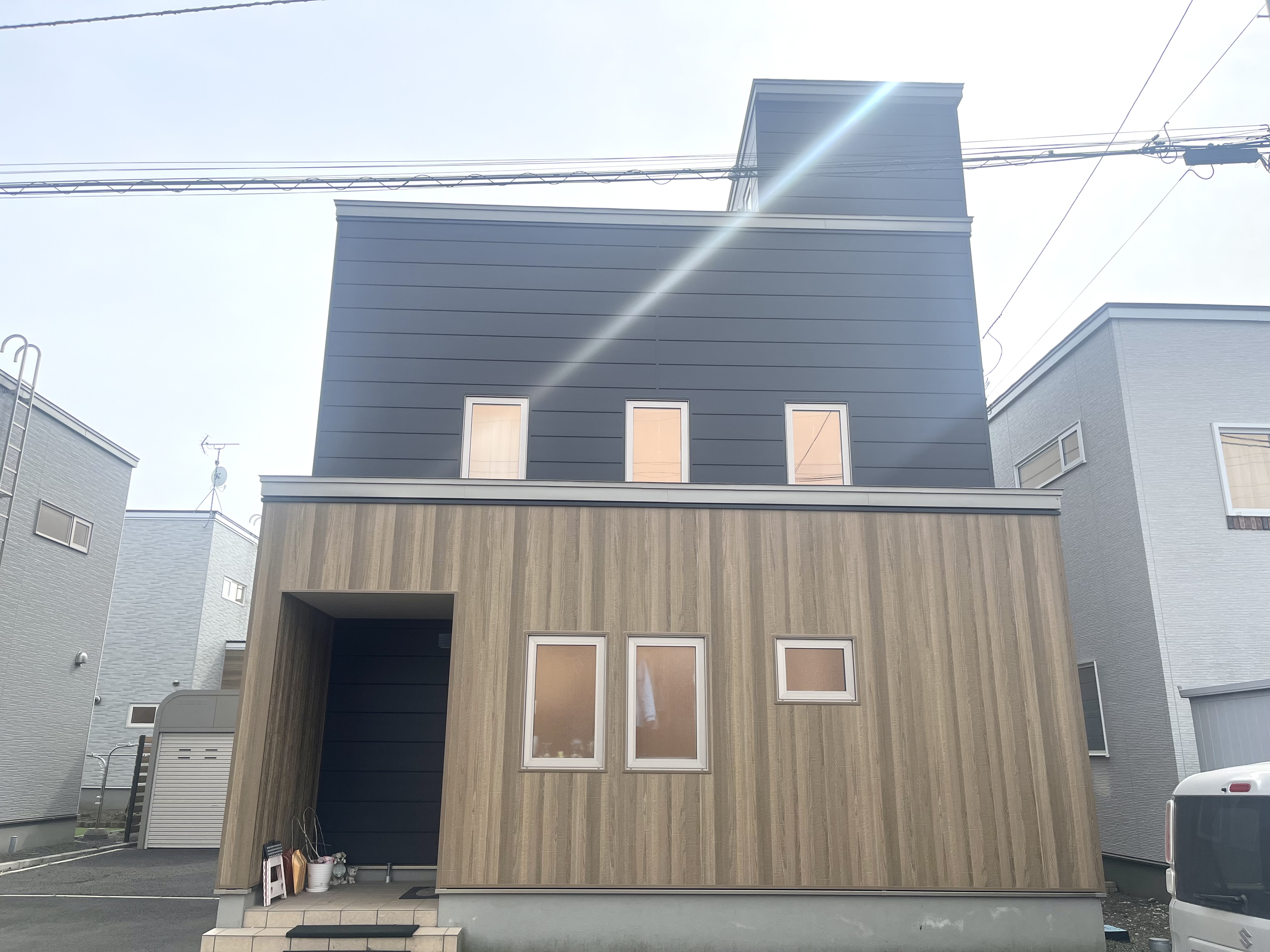 モダンブラック×ナチュラルウッドの融合が、住まいに新しい風景をつくる
