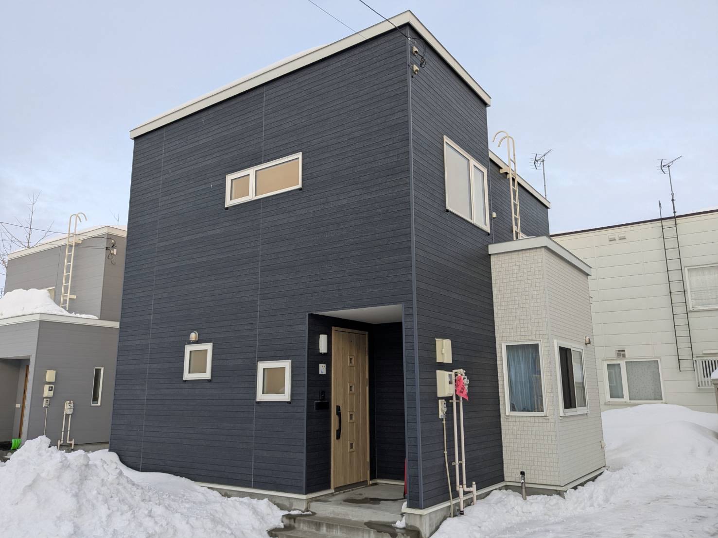 無駄を省いたシンプルなフォルムが目を惹く、ミニマルモダンな住宅