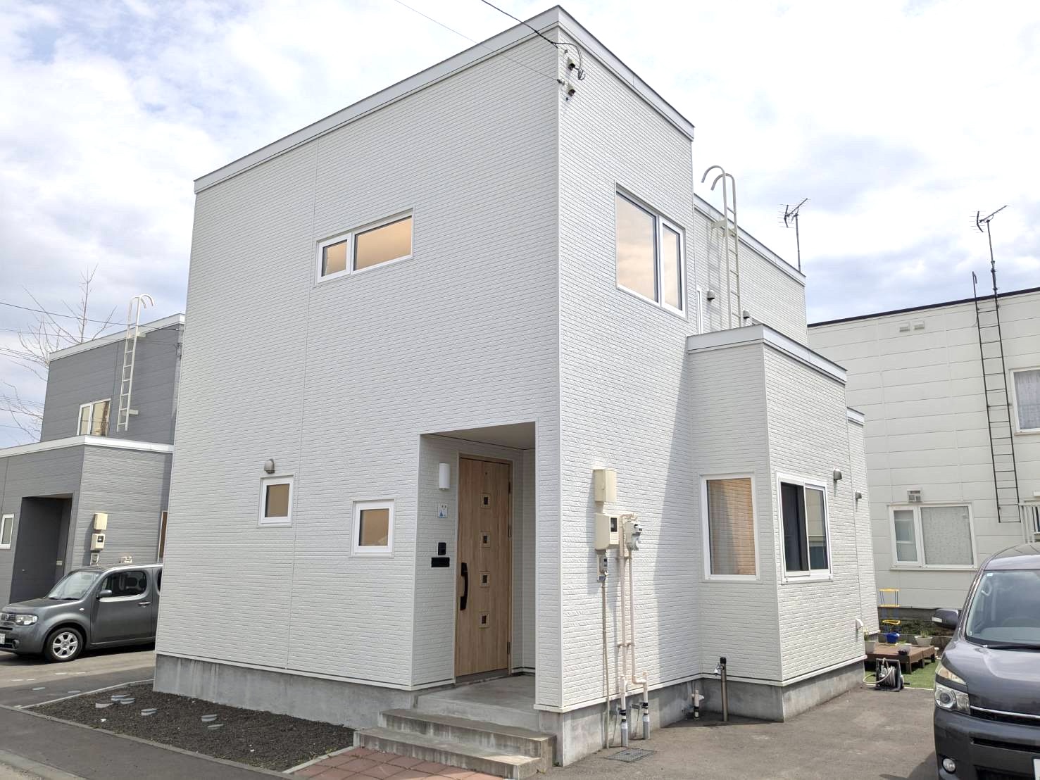 無駄を省いたシンプルなフォルムが目を惹く、ミニマルモダンな住宅