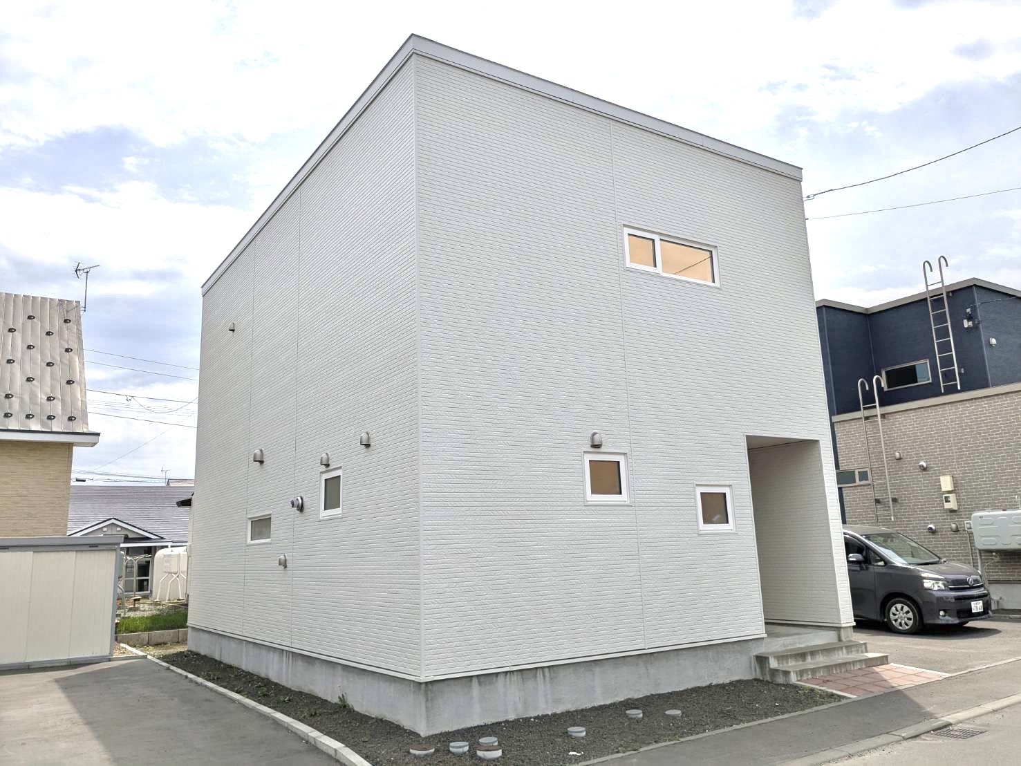 無駄を省いたシンプルなフォルムが目を惹く、ミニマルモダンな住宅