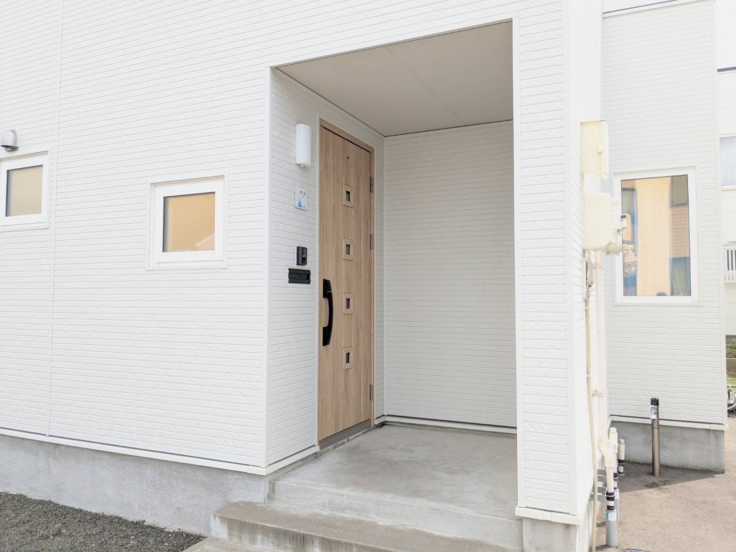 無駄を省いたシンプルなフォルムが目を惹く、ミニマルモダンな住宅